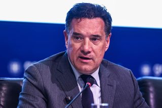 Ποιος κρατάει το λουρί του Αδωνη;